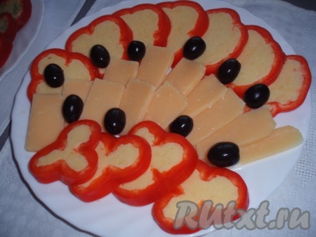 Еще вариант подачи холодной закуски из перцев, фаршированных сыром.