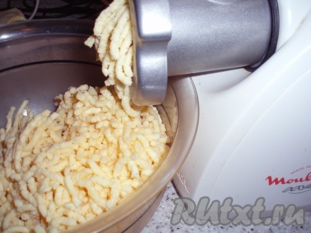 Приготовить начинку. Для этого сыр и масло перекрутить через мясорубку (соотношение сыра и масла всегда должно быть 2:1).&nbsp;
