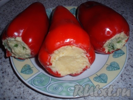 Подготовленные перцы начинить очень плотно, чтобы не было пустот.
