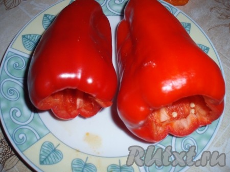 Перец вымыть, очистить от семян.