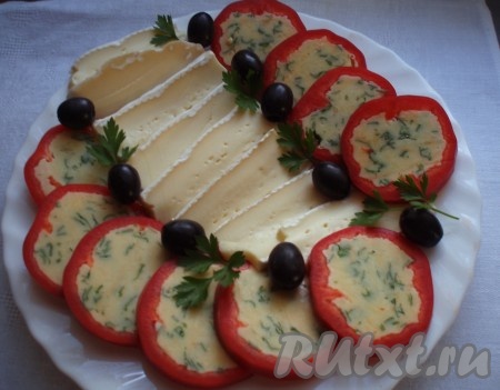 Еще вариант подачи холодной закуски из перцев, фаршированных сыром.