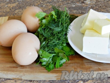 Пока варится рыба, можно приготовить соус. Яйца должны быть отварены заранее. Если вы используете крупные яйца С0, для указанного количества рыбы будет достаточно двух. Зелень необходимо вымыть и обсушить.