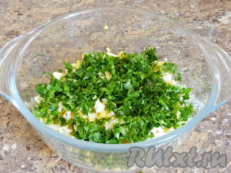 Яйца и зелень нарубить мелко.