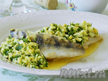 Филе судака выложить на тарелки, добавить яично-сливочный соус и подавать. Вкусный и нежный судак по-польски готов.
