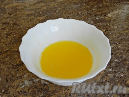 Сливочное масло растопить, снять пену.