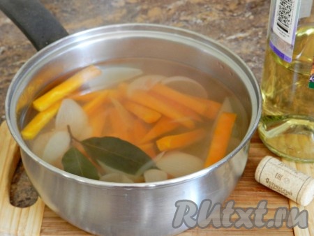 Затем добавить в бульон вино и варить еще 5 минут. У меня было столовое полусладкое вино, вы можете добавить любое белое вино на свой вкус.