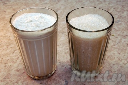 Приготовим сахар и муку.