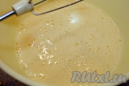 Взбить яйца с сахаром.