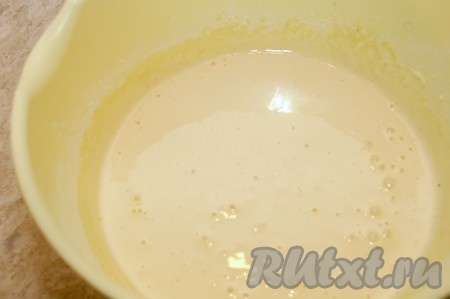 Затем добавить муку, соль и все как следует взбить.