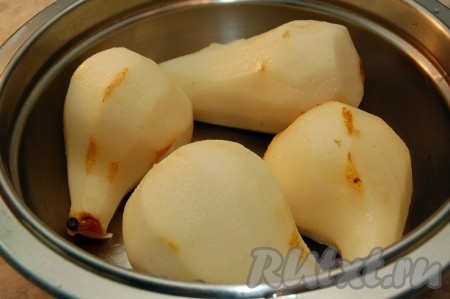 Груши очистить от кожуры.