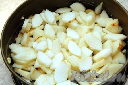 Взять форму, слегка смазать ее сливочным маслом и выложить груши, нарезанные мелкими кусочками.