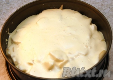 Залить груши тестом.