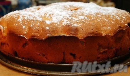 Отправить в заранее нагретую до 200 градусов духовку. Минут через 30-40 шарлотка с грушами будет готова.