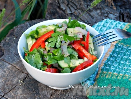Вкусный и сочный салат из огурцов и болгарского перца готов.
