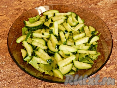 Огурцы нарезать соломкой.