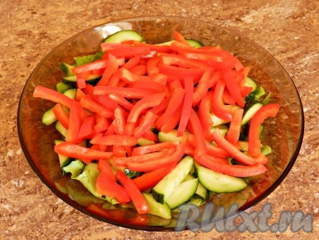 Болгарский перец нарезать соломкой.
