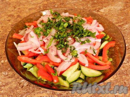 Нарезать лук и зелень. Огурцы, болгарский перец, лук, зелень и листья салата перемешать.
