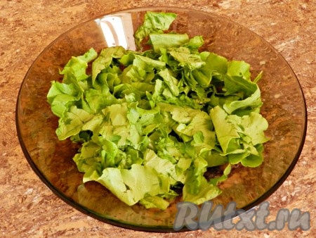 Листья салата нарвать руками.
