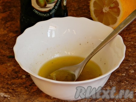 Для приготовления заправки смешать масло, лимонный сок, соль, черный молотый перец и пропущенный через пресс чеснок, заправить салат и сразу же подавать.
