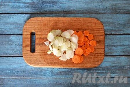Одну луковицу и одну морковь очистить, вымыть и нарезать тонкими кольцами. Если лук большого размера, то полукольцами.
