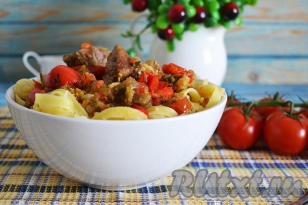 В глубокую пиалу выложить отваренную лапшу, сверху выложить баранину с овощами.
