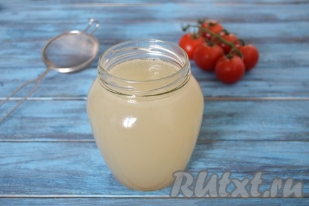 Косточки, с которых срезали мякоть, выложить в кастрюлю вместе с одной очищенной луковицей и половинкой моркови, залить 1 литром воды и поставить на огонь. После закипания огонь снизить и варить 30-40 минут. Затем бульон процедить через мелкое сито и влить в казан к мясу и овощам.
