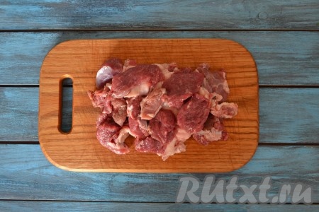 Для лагмана подойдет любая часть баранины с косточкой. Мякоть пойдет на сложную начинку, а косточки - для наваристого,&nbsp;концентрированного бульона.&nbsp;Мякоть срезать с косточки и нарезать небольшими, равными между собой кусочками. Посолить, добавить специи и тщательно перемешать, как бы втирая специи в каждый кусочек мяса. Сало, имеющееся на мясе, срезать и отдельно вытопить на разогретой сковороде.&nbsp;
