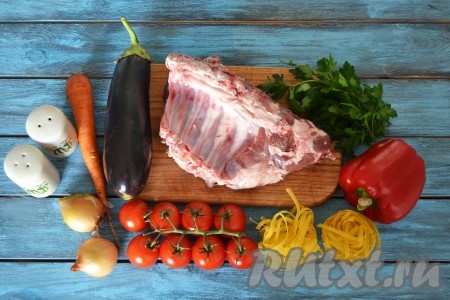 Подготовить все необходимые ингредиенты для приготовления лагмана из баранины. 