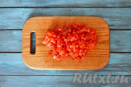 Помидоры черри или любые другие нарезать мелкими кубиками. Если решите нарезать помидоры крупными ломтиками, то их лучше очистить (для этого нужно сделать на помидорах крестообразные надрезы, затем обдать кипятком и с легкостью снять кожицу).
