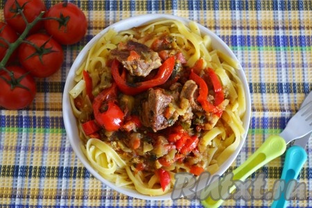 Вкусный, ароматный и сытный лагман из баранины подать на стол в горячем виде.
