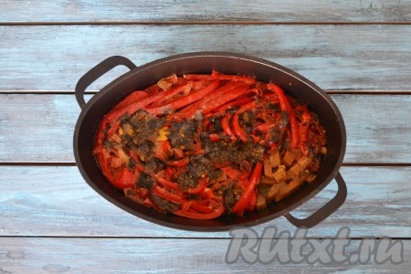 Казан накрыть крышкой и поставить тушиться на слабый огонь. Если баранина молодая - хватит 30 минут. Если нет - время тушения увеличить. Мясо должно стать мягким и легко разделяться на волокна.
