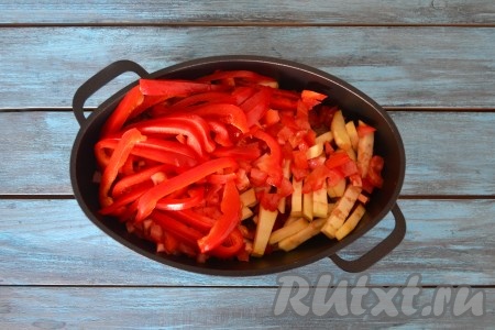 Выложить в казан баклажаны, перец и помидоры. Сверху всыпать соль, специи и мелко нарезанную кинзу.
