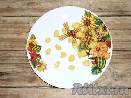 От теста отрывать небольшие кусочки, формируя таким образом клёцки, и отправлять в кипящее молоко.&nbsp;
