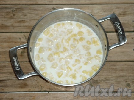 Довести молоко с клецками до кипения, помешивая, проварить на небольшом огне 5 минут. Когда клёцки будут готовы, снять молочный суп с огня, сразу же разлить по порционным тарелкам и подать на стол. Перед подачей в кастрюлю с супом можно добавить 1 столовую ложку сливочного масла или добавить сливочное масло порционно в каждую тарелку. 