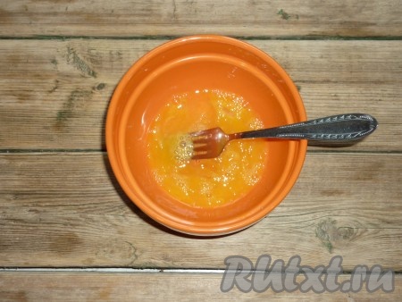 Добавить щепотку соли и хорошо перемешать с помощью вилки. 