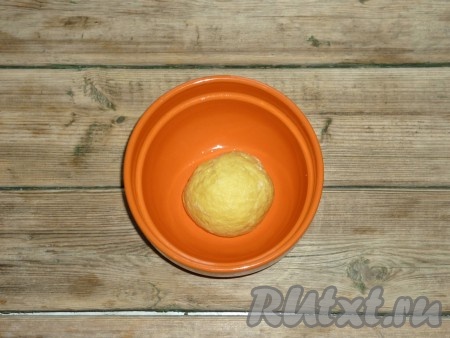 Всыпать порциями просеянную муку и замесить мягкое, однородное тесто. Муки можно добавить меньше, чтобы тесто было жидким, как на оладьи, но затем клёцки нужно будет выкладывать в кипящее молоко с помощью чайной ложки. Я делаю тесто более густым, затем отрываю от него небольшие кусочки.&nbsp;
