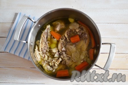 Когда петух сварится, всыпать соль и очищенные зубчики чеснока, проварить еще 5 минут и снять с огня. Чеснок добавляйте по вкусу - я кладу 3-4 зубчика в бульон в конце варки, а затем еще 2-3 зубчика кладу на дно пиалы, в которую буду заливать холодец. Но это по желанию.
