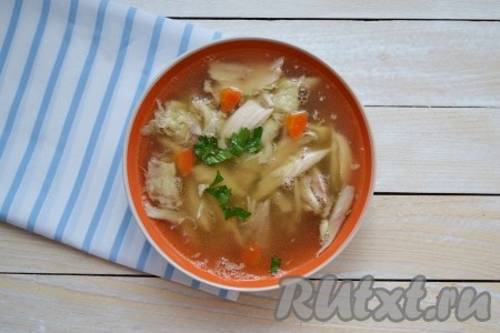 Залить горячим бульоном. Остудить до теплого состояния и отправить холодец в холодильник до полного застывания.
