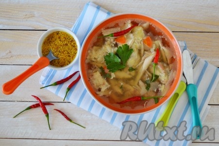 Вкуснейший, наваристый домашний холодец из петуха подать на стол вместе с горчичкой или хреном.
