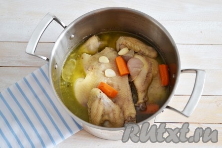 Залить водой, чтобы петух был покрыт полностью и поставить на огонь. После закипания снизить огонь так, чтобы бульон продолжал слабо кипень. Бульон не должен бурлить, иначе будет мутным и не аппетитным. Если птица домашняя, варить придется 2,5-3,5 часа. А если покупная - 1,5-2 часа. Мясо должно быть мягким и само отходить от костей.
