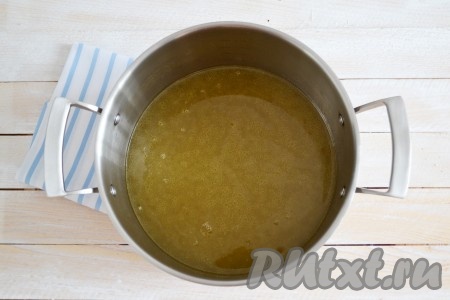 Вынуть мясо из бульона для остывания. Бульон процедить через мелкое сито. Чтобы бульон не был сильно жирным, после процеживания его необходимо довести до кипения, выключить и оставить на 5 минут, затем снять слой образовавшегося жира. По необходимости повторить эту процедуру.
