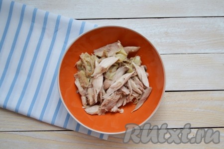 Разложить мясо без косточек, разделенное на небольшие волокна.
