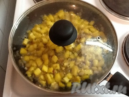 Все хорошо перемешать, уменьшить огонь и накрыть крышкой. Тушить смесь 10 минут, пока не загустеет и манго не станет липким.
