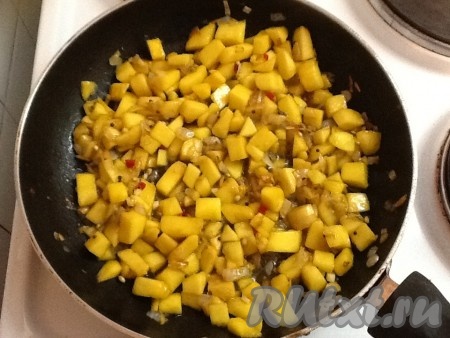 Теперь добавить нарезанный манго, предварительно перемешав его с коричневым сахаром и уксусом. Всыпать соль и сухой имбирь.
