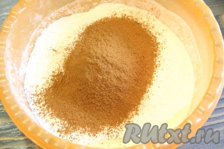 В получившуюся жидкую смесь всыпать просеянную муку, какао и разрыхлитель, перемешать с помощью силиконовой лопатки.
