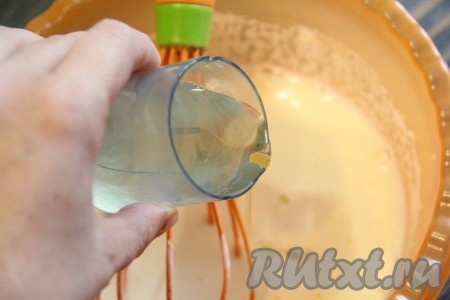 Далее влить растительное масло и перемешать до однородного состояния.