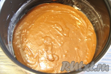 Затем поверх творожной массы выложить шоколадное тесто. Поместить чашу в мультиварку, закрыть крышку и выставить режим "Выпечка" на 50 минут.&nbsp;
