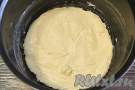 Чашу мультиварки смазать растительным или сливочным маслом. На дно чаши выложить творожную массу и аккуратно разровнять.