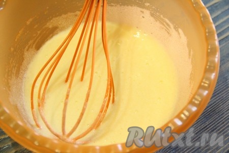 Яйцо с сахаром взбить до однородного и пышного состояния. Я взбила массу венчиком.