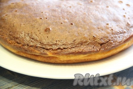 Готовность творожно-шоколадного пирога проверить сухой зубочисткой. Чашу мультиварки с готовым пирогом перевернуть на решётку, а затем - на плоскую тарелку так, чтобы творожный слой оказался внизу.